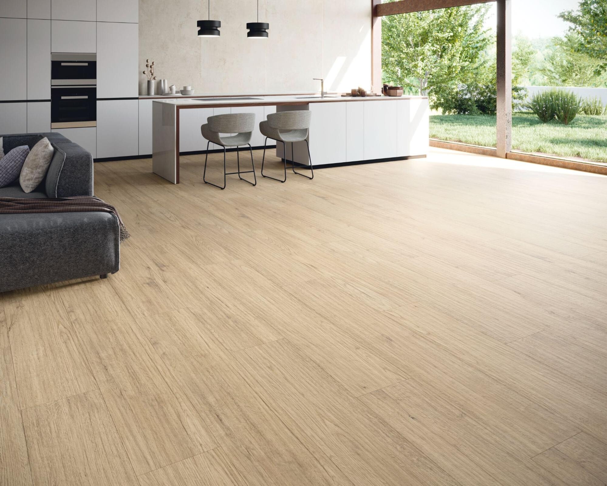 Sal&oacute;n con suelo porcel&aacute;nico efecto madera en tono claro