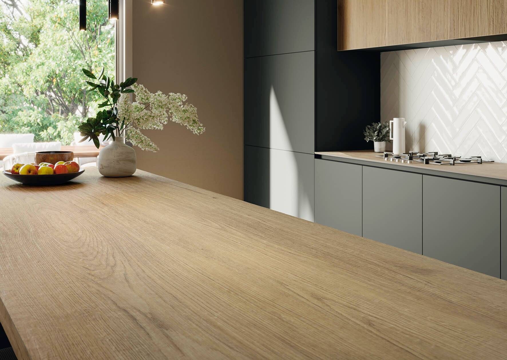 Cocina integral revestida con Coverlam Jungla