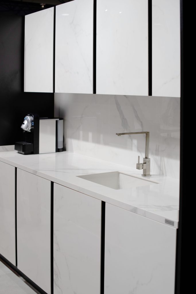 Reformar cocina en blanco y negro.