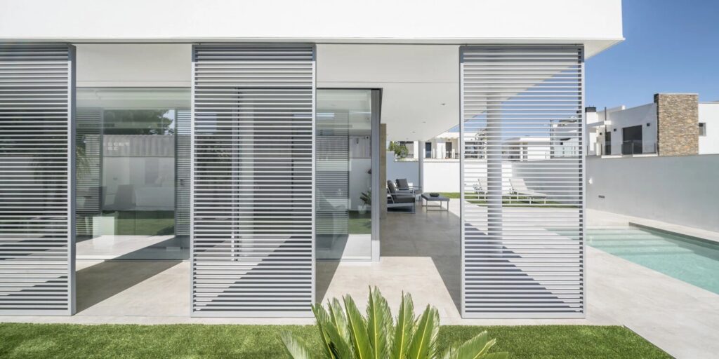 Terraza exterior con pavimento cer&aacute;mico Grespania Tempo