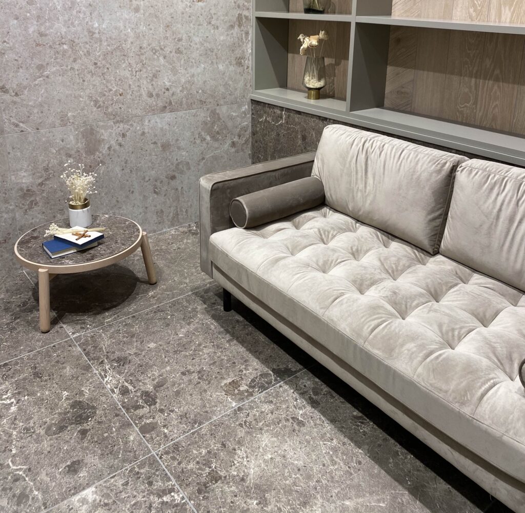 Suelo porcel&aacute;nico Grespania Artic efecto m&aacute;rmol en sal&oacute;n moderno