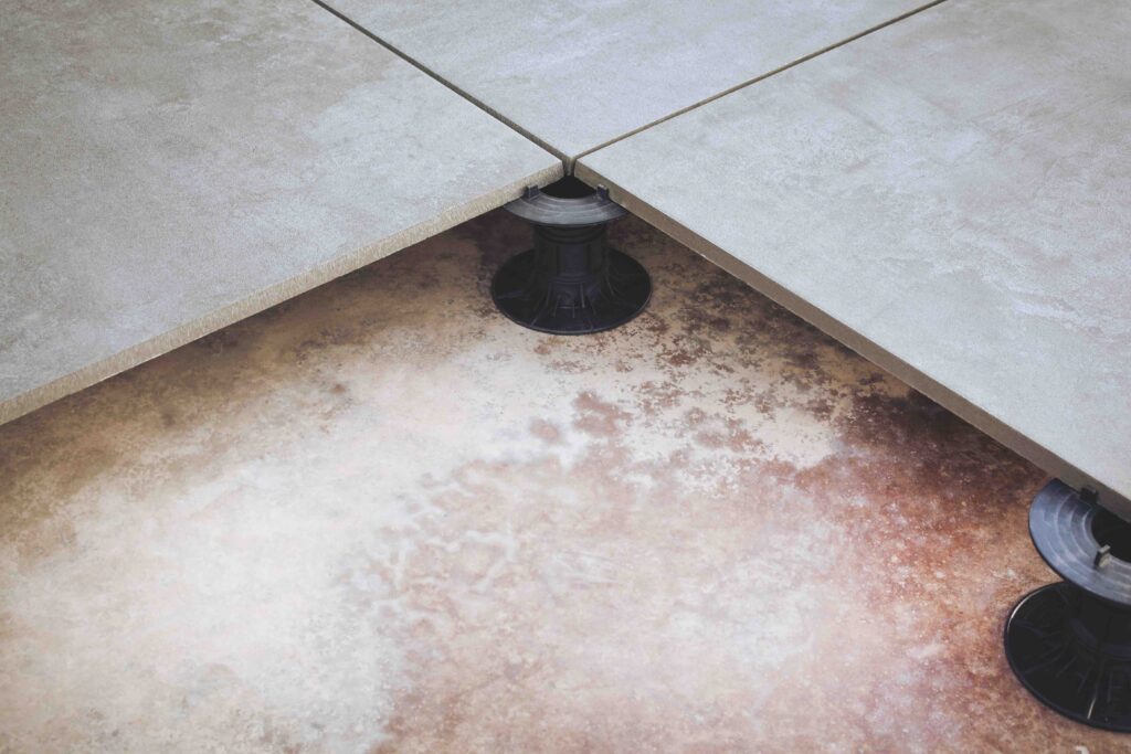 Suelo porcel&aacute;nico de 20 mm sobreelevado en exterior
