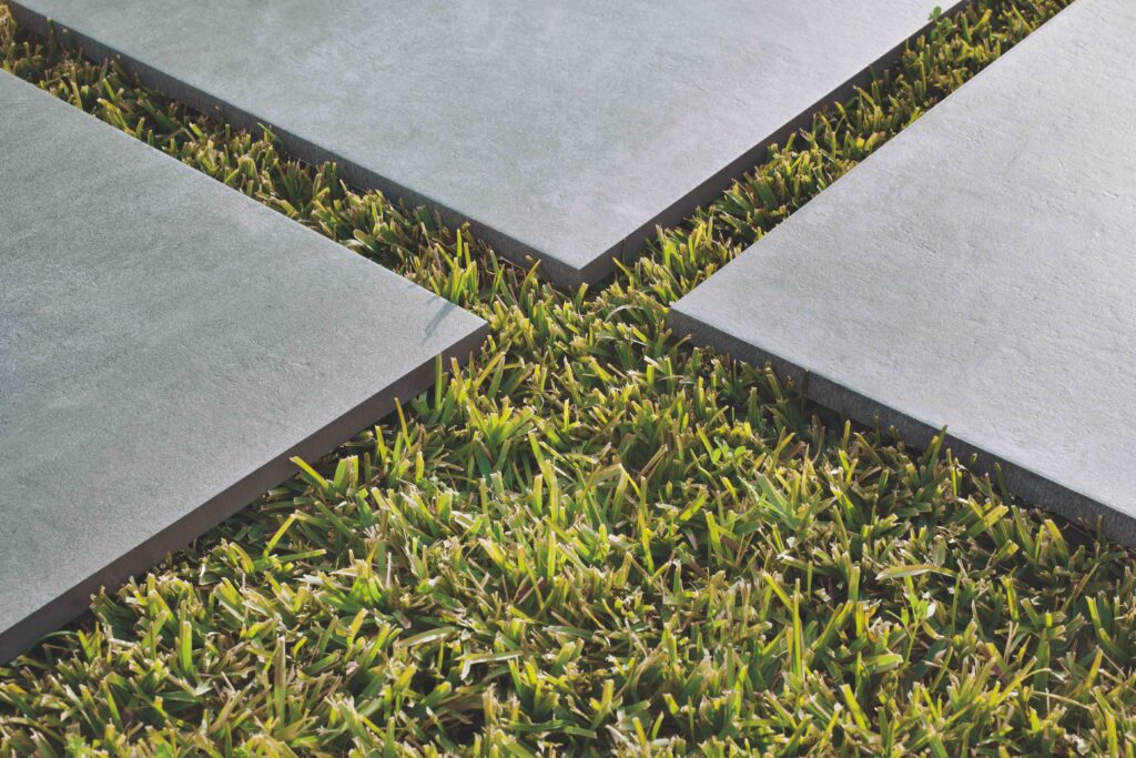 Suelo porcel&aacute;nico de 20 mm colocado sobre c&eacute;sped