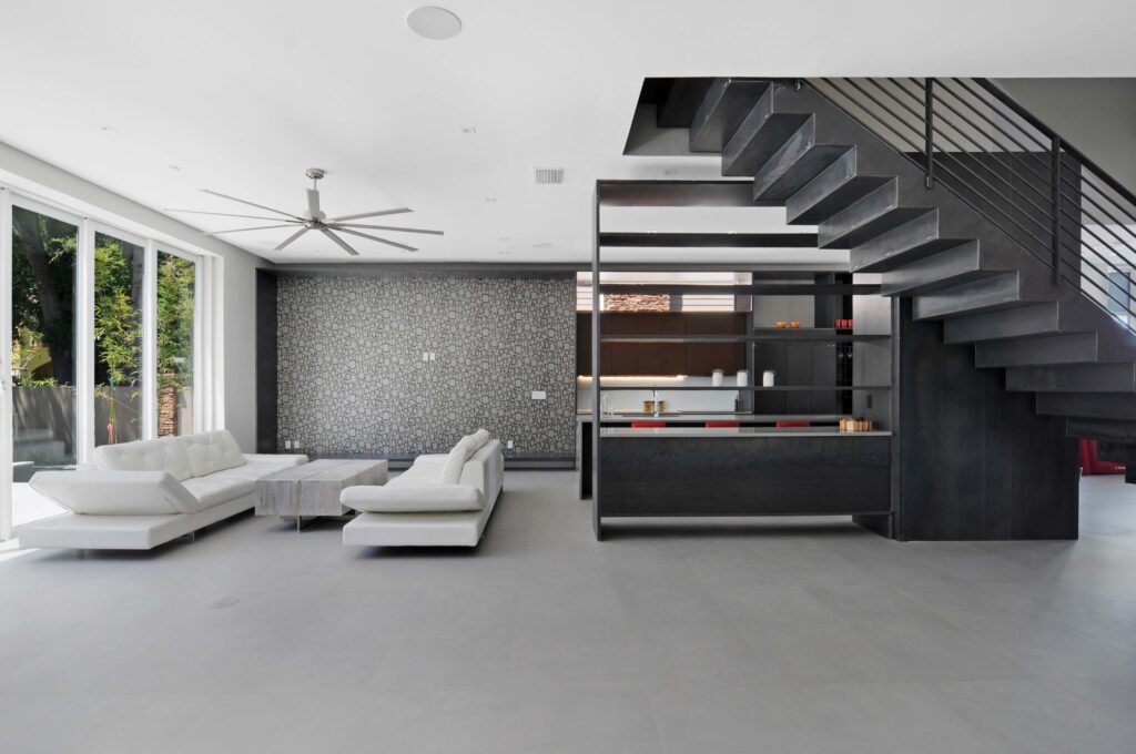 Suelo cer&aacute;mico Grespania Titan en sal&oacute;n de dise&ntilde;o vanguardista