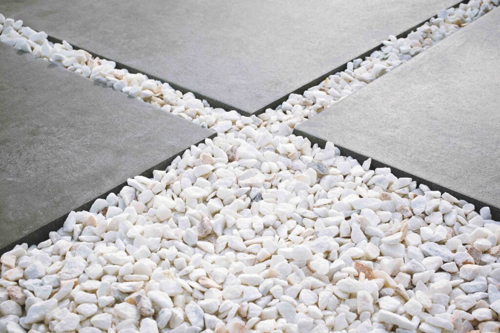 Suelo porcel&aacute;nico de 20 mm colocado sobre grava